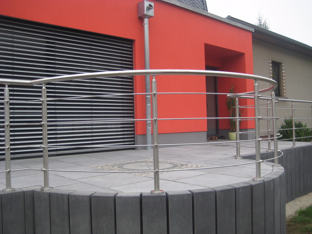 Balkonbrüstung mit schmalen Querstreben aus Stahl