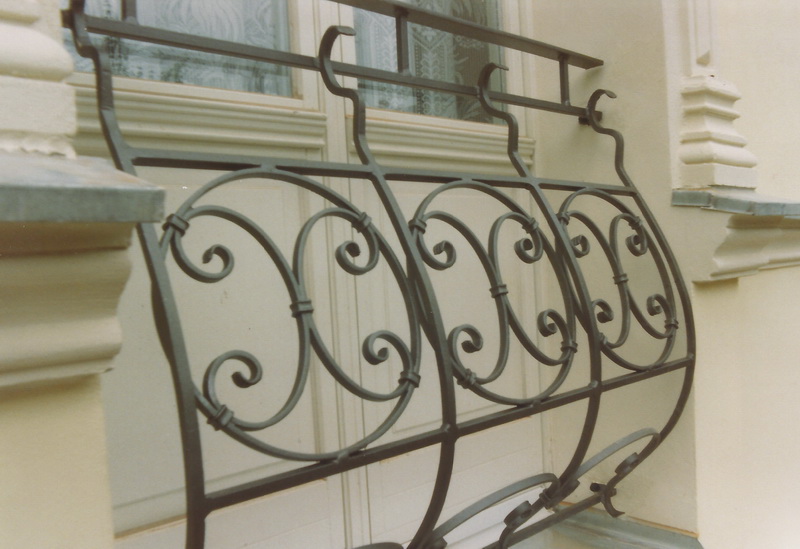 Edelstahlgeländer mit satinierter Glasfüllung