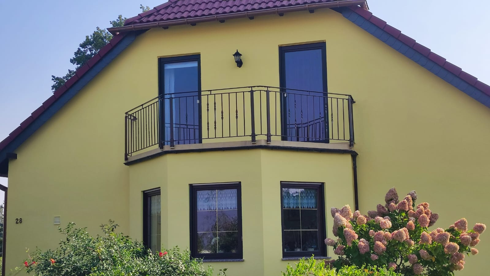 Balkongeländer aus verzinktem Stahl mit querlaufenden Füllstäben