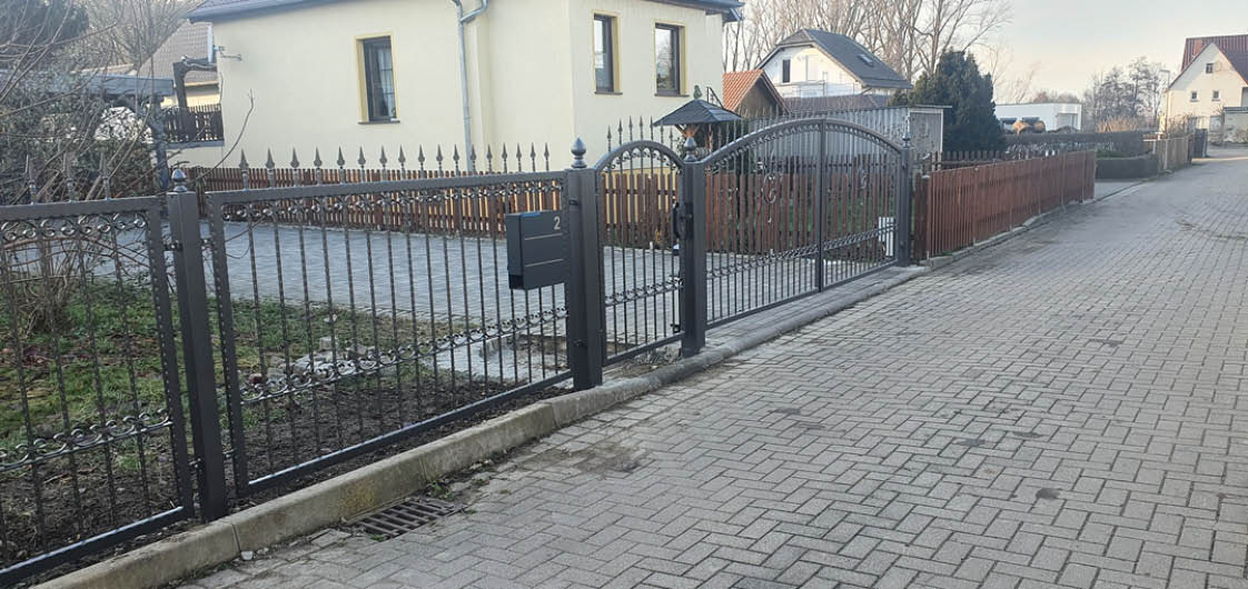 Tor- und Zaunanlage mit Edelstahlhandlauf und Briefkastenanlage