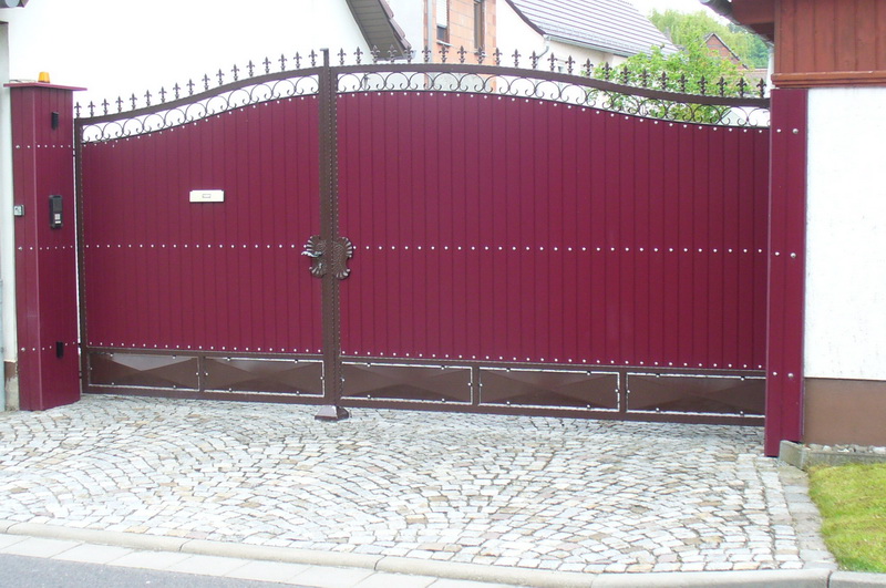 Doppelflügeltor mit dekorativen Füllungen