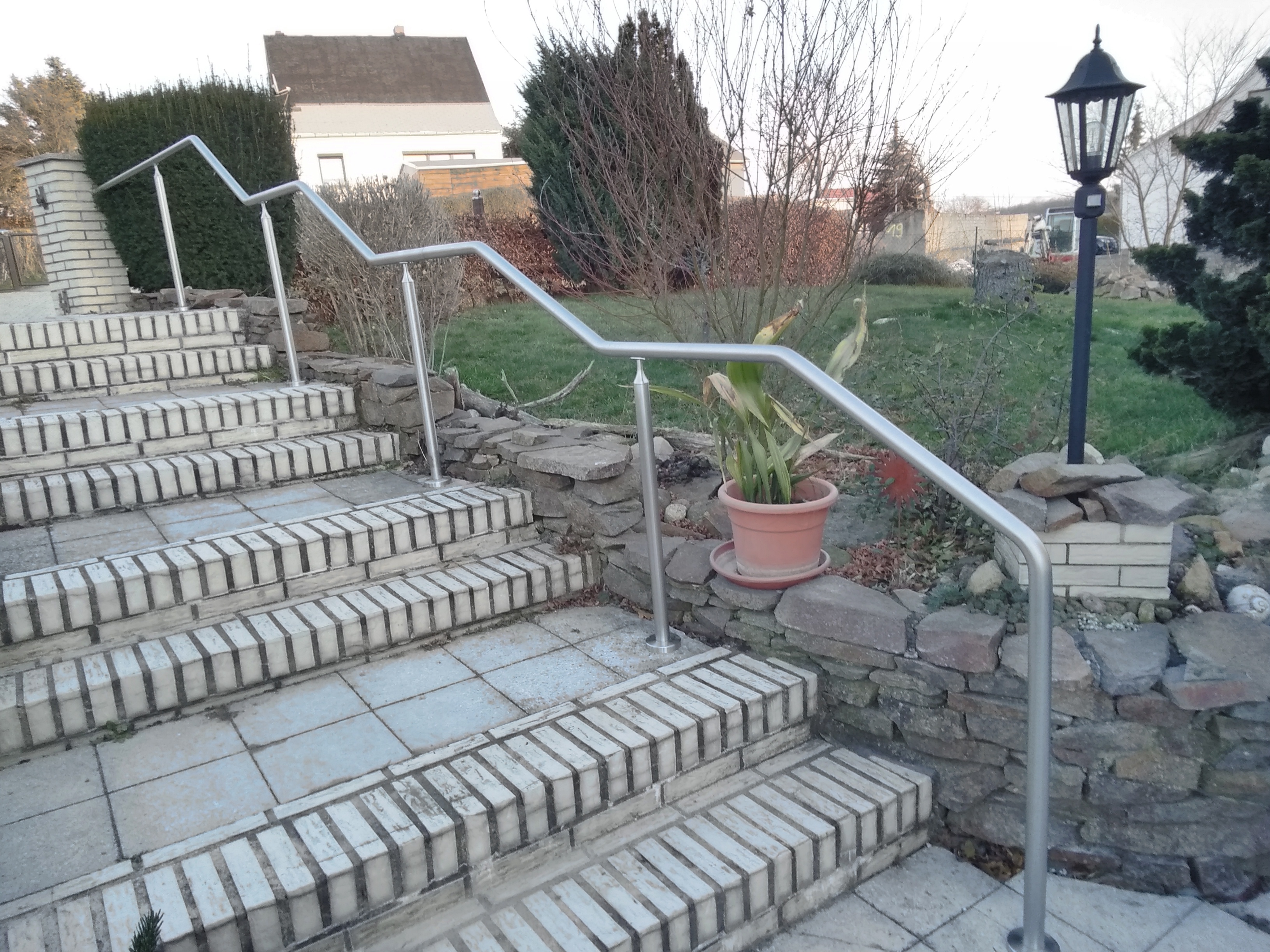 Stahltreppe mit Zwischenpodest und lackierten Setzstufen