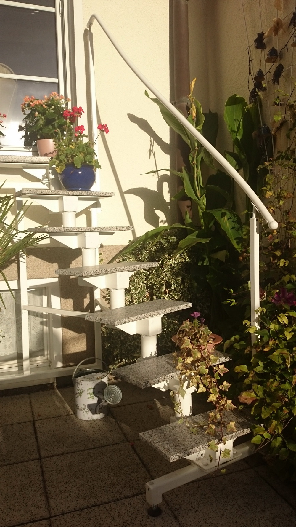 Geschwungene Stahlwangentreppe mit Holzstufen