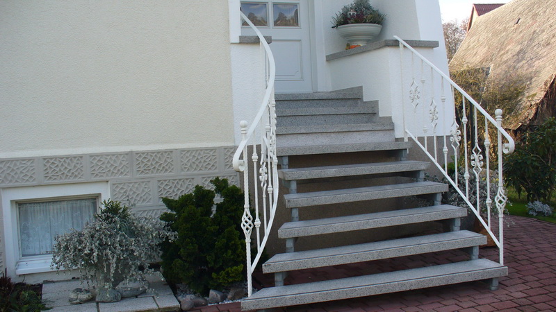 Außentreppe mit verzinktem Stufenrost und Podest