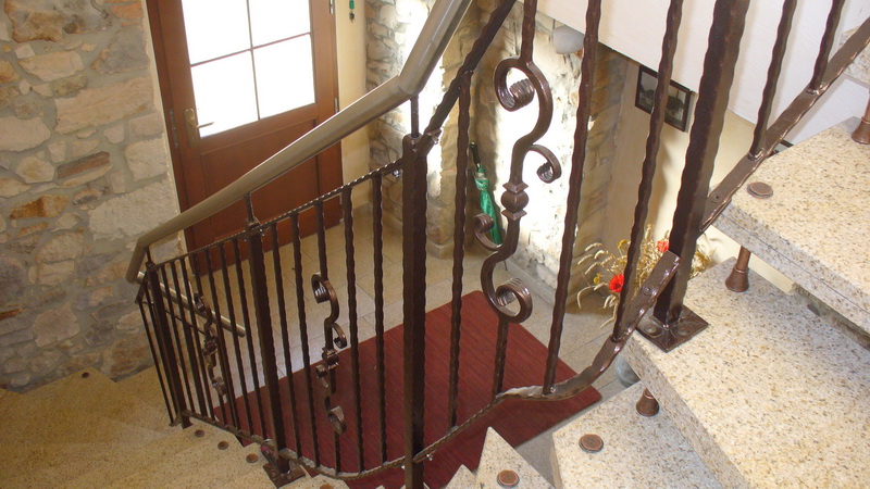 Elegante Stahltreppe im Innenraum